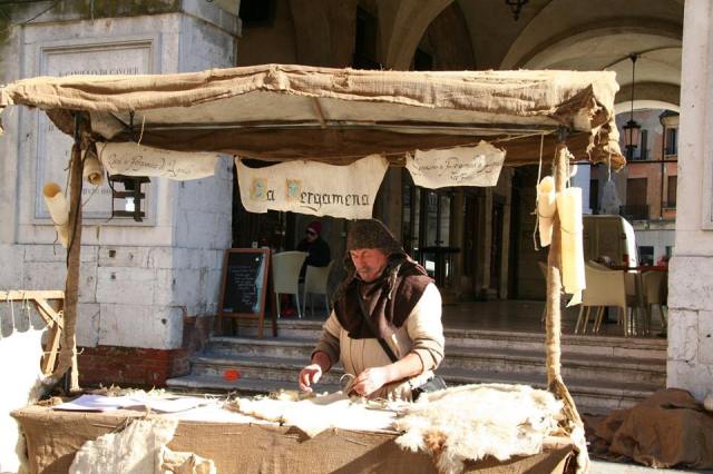 liutaio medioevale a san zenone degli ezzelini - pergamena.jpg